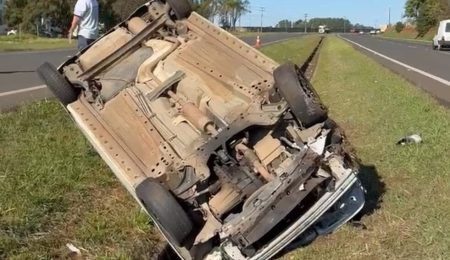 Após colidir contra canteiro central, motorista perde o controle e capota carro em rodovia entre Rio Claro e Piracicaba
