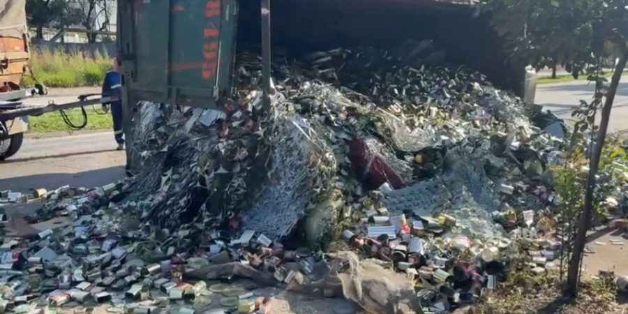 Foto: PIRANOT Caminhão carregado de sucata tomba durante conversão em Piracicaba; motorista é ajudado por testemunha
