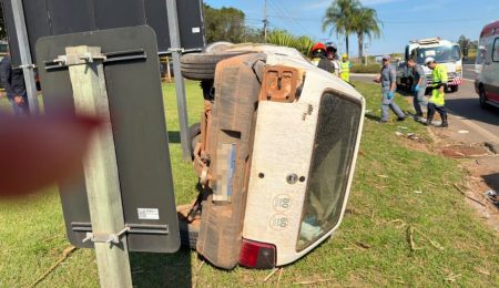 Carro capota várias vezes após colidir contra mureta em rodovia de Piracicaba