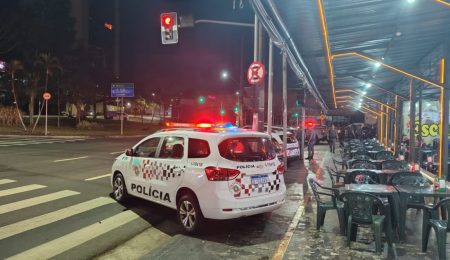 Motorista foge de abordagem, perde controle e bate contra calçada em Piracicaba