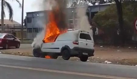 Carro pega fogo após possível curto-circuito em avenida de Piracicaba