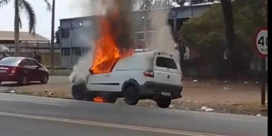 Foto: PIRANOT Carro pega fogo após possível curto-circuito em avenida de Piracicaba