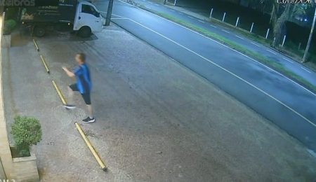 Câmera de segurança registra indivíduo suspeito de atear fogo em loja de veículos em Piracicaba – PIRANOT