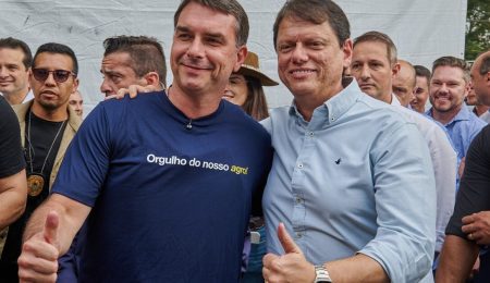 Aliado de Flávio Bolsonaro: operação da PF nesta quinta (10) é de investigação da Polícia Civil do governador Tarcísio de Freitas; governador não teria interferido nas investigações e ações