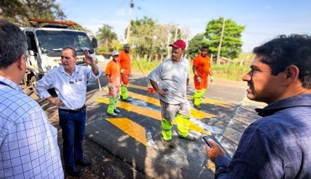 Prefeito Helinho Zanatta acompanha serviços de reforço na sinalização da Estrada Piracicaba-Anhumas – PIRANOT