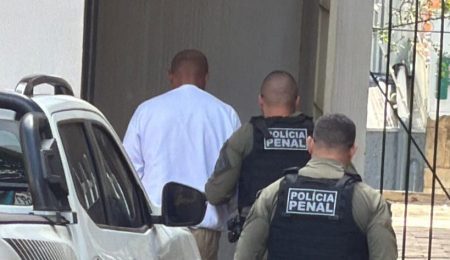 Cássio ‘Fala Pira’ chega ao Forúm de Piracicaba para primeira audiência com testemunha; ele é acusado por dezenas de mulheres de crimes sexuais