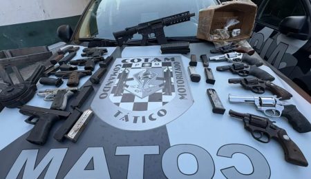 Polícia apreende fuzil, 11 armas e drogas em residência após fuga de homem – PIRANOT