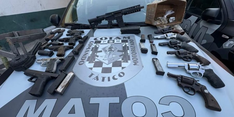 Polícia apreende fuzil, 11 armas e drogas em residência após fuga de homem – PIRANOT