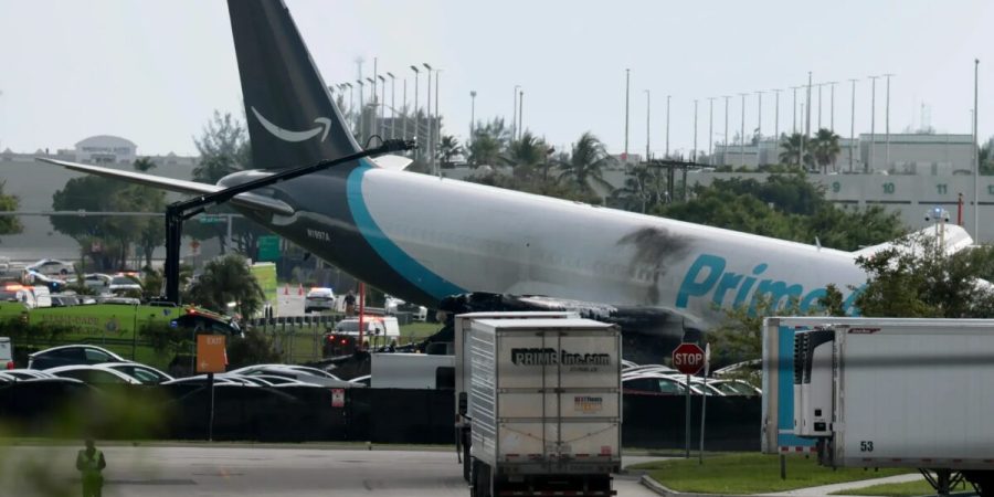 Cargueiro operado para a Amazon ultrapassa pista e pega fogo – PIRANOT