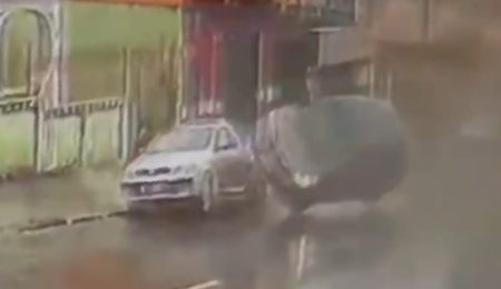 Câmera registra momento em que Honda Fit capota ao colidir em veículo estacionado em Piracicaba – PIRANOT