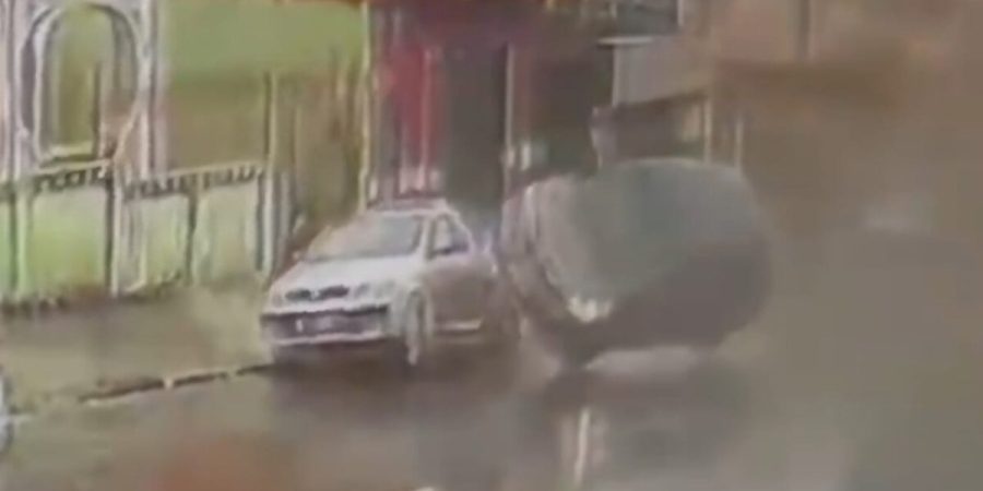 Câmera registra momento em que Honda Fit capota ao colidir em veículo estacionado em Piracicaba – PIRANOT
